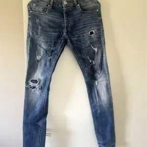 Säljer dessa jeans pågrund av att dom är för små för mig , dom är nästan helt nya har använt 2 gånger , storlek 30 