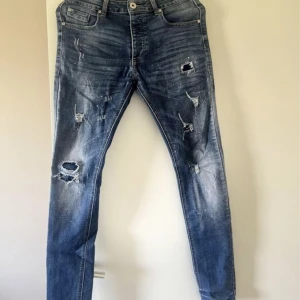 Blåa jeans  - Säljer dessa jeans pågrund av att dom är för små för mig , dom är nästan helt nya har använt 2 gånger , storlek 30 