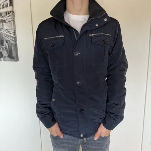 J Lindeberg jacka stl M - Säljer nu denna sjukt snygga och eftertraktade j Lindeberg jackan som är perfekt till höst/vinter | Skick 8/10 | Nypris 3999 kr | Mitt pris 1349 kr | Hör av er vid minsta lilla fundering!🤝