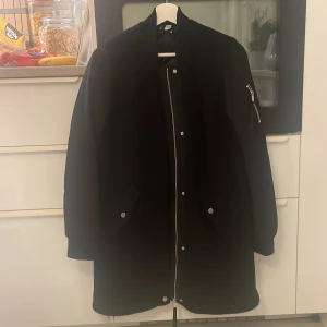 Kappa/jacka från hm - Super skön jacka inför hösten och väldigt snygg på. Storlek 36