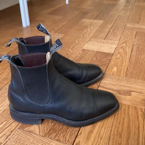 RM Williams svarta st 4, 37 - RM Williams, svarta i skinn i strl 4 G, dvs 37.  Använda men i fint skick. Lite skrapmärken men ändå fina! Kvalitetsskor! 