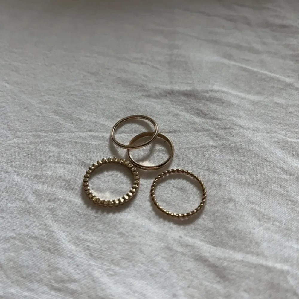 Fyra stycken gulliga ringa i guld (inte äkta). Accessoarer.