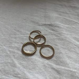 Fyra stycken gulliga ringa i guld (inte äkta)