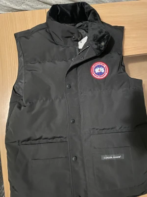 Canada goose väst  - Canada goose väst aldrig använd, med tag och allt annat. Säljer den på grund av jag fick den som ett present och det här är inte min stil. 