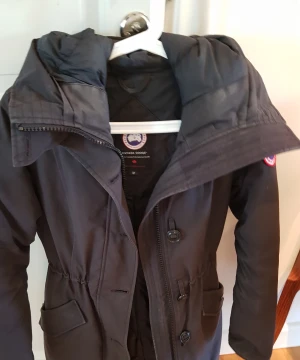 Canada Goose S/P - Jackan har varit i min ägo i två år. Färgen är något blekt på vissa ställen men annars i mycket bra skick! 