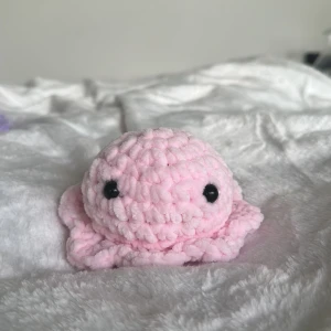 Rosa virkad bläckfisk - En liten rosa bläckfisk, väldigt mjuk!  Likadan som resterade bläckfiskarna i olika färger i min profil:) 