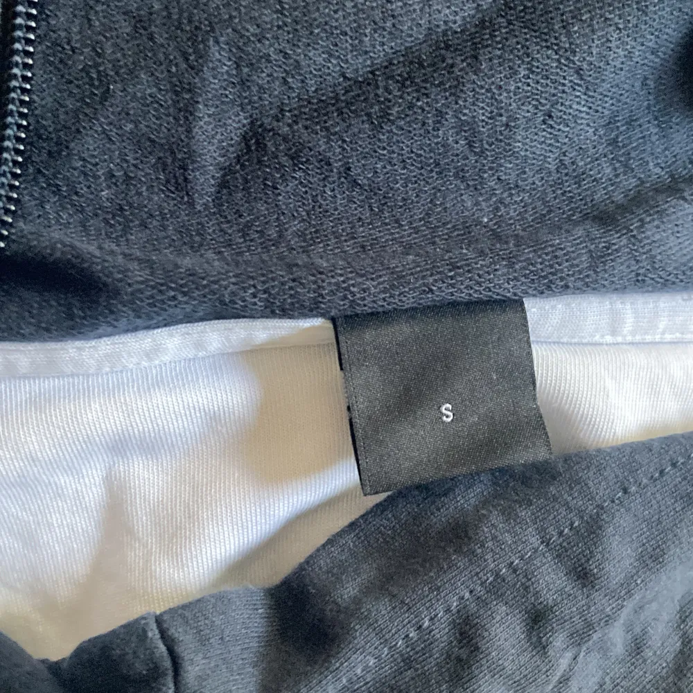 Jag säljer nu min jättesnygga Hugo boss zip hoodie i en snygg färg  Storlek S Skick 8/10. Hoodies.