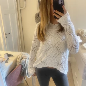 Stickad tröja - Säljer denna så fina stickade tröja med jättenajs mönster! Bra passform också! Från bikbok storlek S. Köp gärna via köp nu funktionen!🥰💖🔥