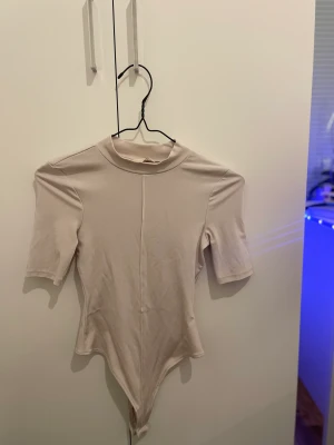 H&M Body - Body från H&M. Änvänt bara en gång och den är lite för tajt för mig. Skulle passa perfekt för en XS.