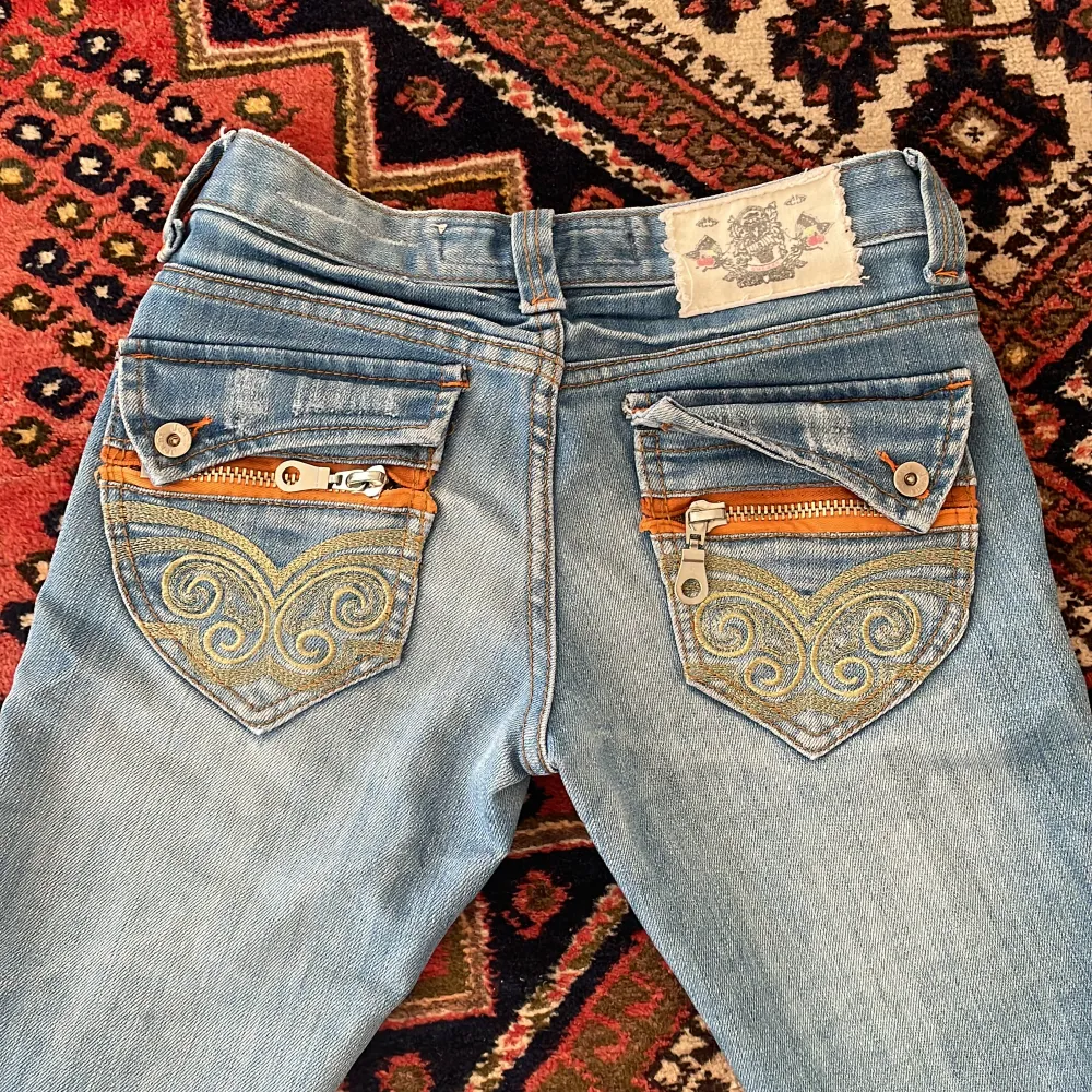 Lågmidjade bootcut jeans med sjukt snygga fickor!😍säljer pga för små. Jättebra skick, skriv om du har frågor om mått elr något annat💘Storlek: 34/Xs, pris kan diskuteras. Jeans & Byxor.