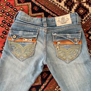 Lågmidjade bootcut jeans med sjukt snygga fickor!😍säljer pga för små. Jättebra skick, skriv om du har frågor om mått elr något annat💘Storlek: 34/Xs, pris kan diskuteras