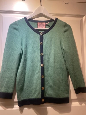 Juicy couture kofta  - Säljer jättesöt juicy couture Kofta i stolek S.  Pris:250kr, kan tänka mig gå ner vid snabb affär 
