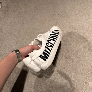 Skor moshino - Säljer nu mina moshino skor  Skick 8/10  Ny pris 3000kr