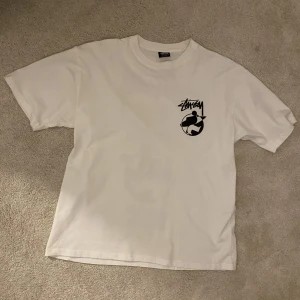 Stussy x Our legacy tee  - Helt ny! Använd ca 3 gånger. Lite oversized fit. Skriv innan ni köper⚠️