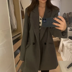 Snygg oversized höstkappa! - Mörkgrå kappa, perfekt för hösten! 