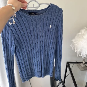 Ralph Lauren tröja  - Skitfin kabelstickad tröja i bra skick, storlek XS🩷🩷kan tänka mig gå ner i pris