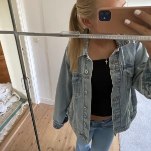 Jeans jacka  - Säljer denna jeans jacka! Perfekt till hösten, inga defekter 💙