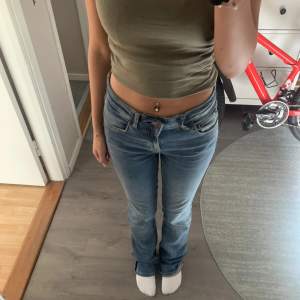 Zara low waist jeans storlek 34. Mörkblå inte så använda