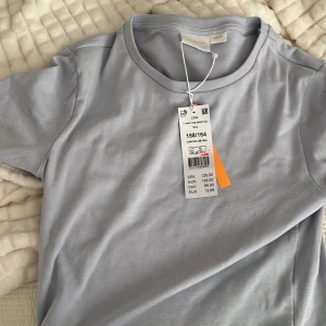 Gina Young blå tröja - Basic blå tröja som kan matcha till vad som helst! Har inte andvändt en ända gång