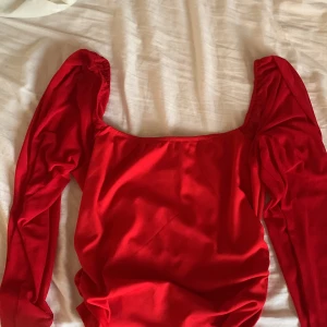 Röd top - Toppen är använd vid ett tillfälle föras julen. Det sitter fint med var sin detalj på varsin sida vid sidan av magen. Köpt på shein. Storlek 40/42