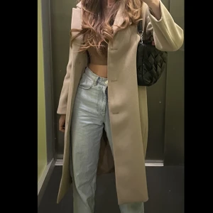 Kappa beige  - Beige kappa från hm , ny skick Storlek xs men overzise så passar s/m Skriv för fler bilder 🥰