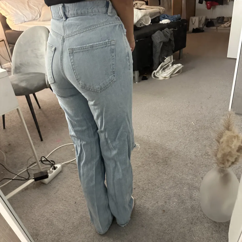 Nya jeans från Gina Tricot. Hann ta av lappen innan jag provade. Storlek 34. Modell 90’s high waist❤️100kr. Jeans & Byxor.