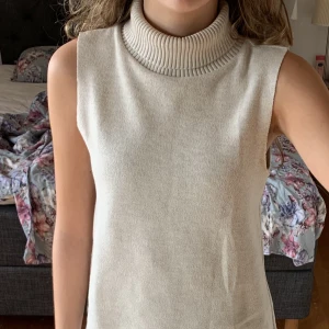 Ärmlös polo - Stickad beige polotröja från zara med ribbad krage. Använd fåtal gånger och säljer då den inte kommer till användning💖Lappen visar storlek S. Tryck inte köp nu🌟