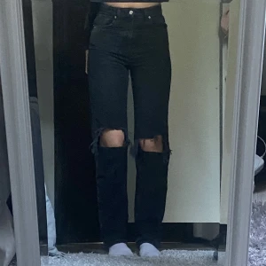 Jeans med hål - Strlk 164 från Gina tricot Young. Passar mig som har 34/xs. Använda men i väldigt bra skick. Hög midja.