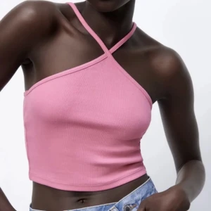 Rosa halterneck topp | Zara - En jättefin rosa criss-cross halterneck topp från Zara i storlek S. I nytt skick och endast använd 2 gånger! Skriv för mer info och bilder. (Bilderna är lånade🩷)