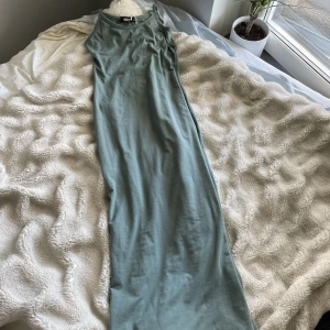 Lång klänning  - Skriv för bättre bilder 💕köpt från missguided,, passar Xs/S 