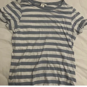 Randig t-shirt - Säljer denna randiga T-shirten från monki som var väldigt populär innan. Storleken är Xxs men skulle säga att den passar xs lika bra.