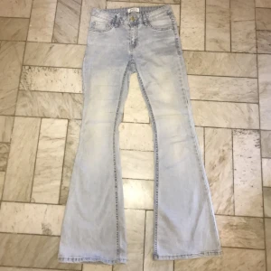 Flared ljusblå jeans - Säljer dessa jätte fina ljusblå jeans ! Säljer för att de inte kommer till användning 🤎köpte på sellpy ( de har fortfarande lappen kvar ) har aldrig använt men förra ägaren har använt den några gånger men de är fortfarande i bra skick!💘 de är stretchiga! 