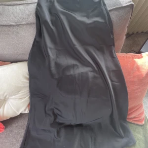 Lång silkes kjol - Lågmidjad lång silkes kjol! Nytt skick! 