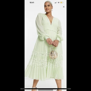 Klänning  - Fin grön klänning Säljes pga inte hunnit lämna tillbaka 