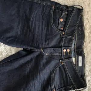 Marinblå lågmidjade jeans med jättefina bakfickor, kommer inte till användning längre💕