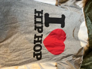 I ❤️hiphop - Säljer Denna tröjan från ett okänt märken 