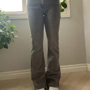 Bootcut jeans med medelhög midja från ginatricot. De är i storlek 34 och passar mig i längden som är 163. De är helt nya och endast prövade. Nypriset är 499 och jag säljer de för 200 kronor. Kontakta mig vid frågor. 💗