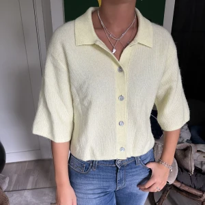 Other stories tröja - Säljer den här söta tröjan från Other stories. Så fin gul färg!💓Frakt ingår ej