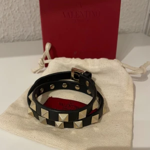 Dubbelt valentino armand  - Säljer nu mitt fina valentino armband då det inte kommer till så mycket användning. Köpt i Dec 2021, på NK❤️