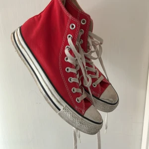 Röda converse strl 40 - Säljer dessa converse som dessvärre inte kommer till användning!❤️