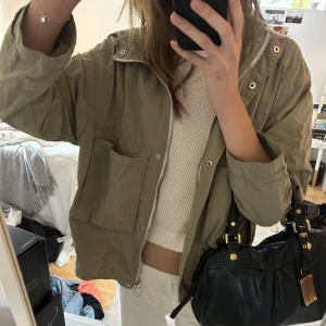 Grön lättviktsjacka zara - Asnice lättviktsjacka från zara, perfekt till hösten!