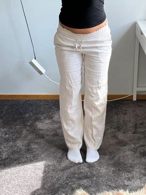 Linnebyxor  - Super fina beige linnebyxor från Cubus i st XS🤩. Aldrig använda och är i nyskick. Jag är 167 cm och byxorna går ner hela vägen. Köparen står för frakten💕💕