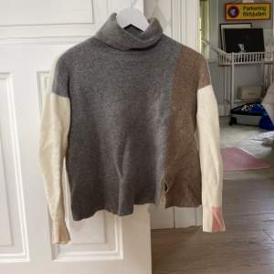 Långärmad tröja från mos mosh, nypris 900 från paris!❤️  Säljer eftersom den tyvärr blivit för liten för mig!