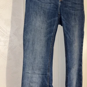 Jeans - Skit snygga lågmidjade jeans. Dock litet hål vid midjan därför så billiga 