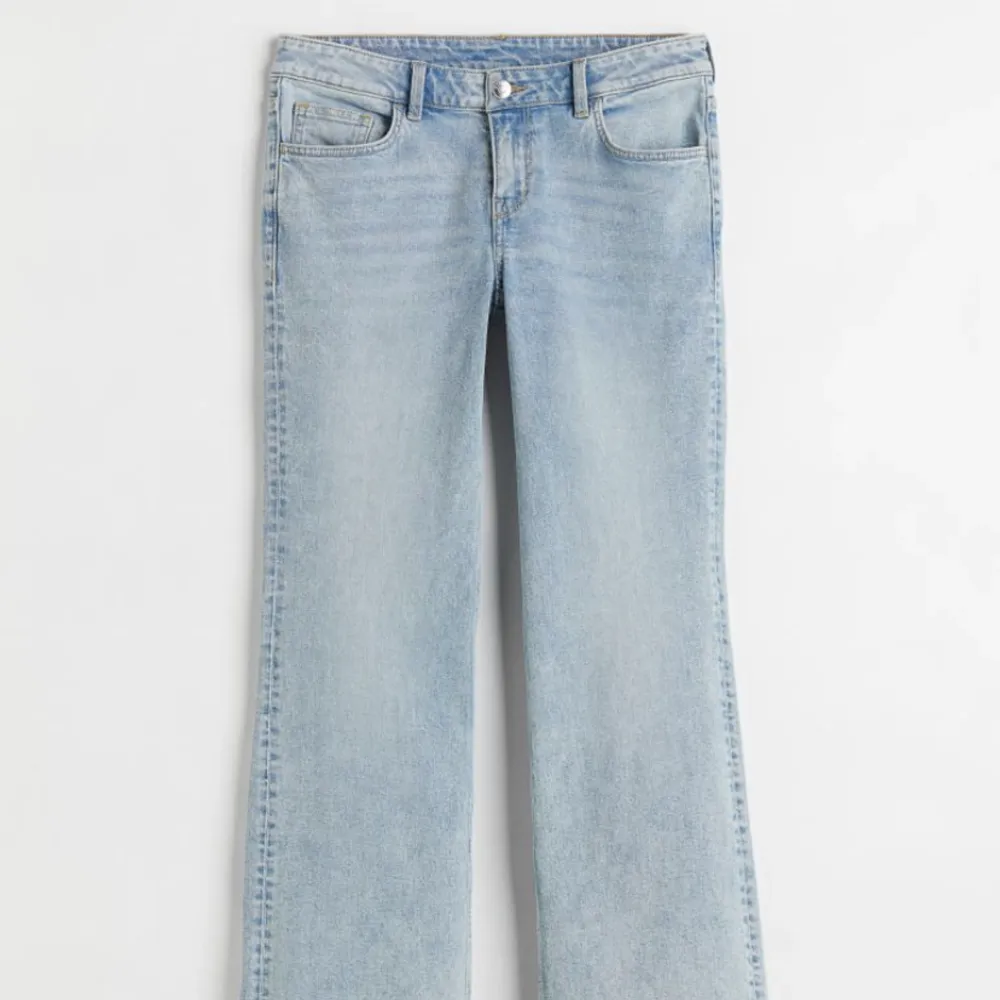 INTRESSEKOLL! Så snygga lågmidjade bootcut jeans från hm!💕Använda endast 1 gång, då dom tyvärr är lite för stora på mig.. Jeans & Byxor.