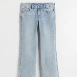 INTRESSEKOLL! Så snygga lågmidjade bootcut jeans från hm!💕Använda endast 1 gång, då dom tyvärr är lite för stora på mig.