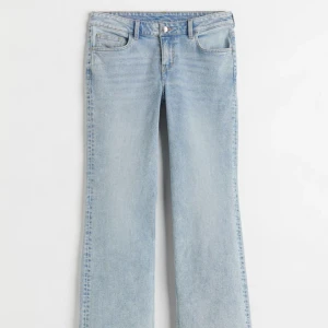 Low waist bootcut jeans  - INTRESSEKOLL! Så snygga lågmidjade bootcut jeans från hm!💕Använda endast 1 gång, då dom tyvärr är lite för stora på mig.
