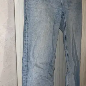 Korta jeans (är 1,60) så skulle rekommendera för någon som är kortare än det men sitter så snyggt