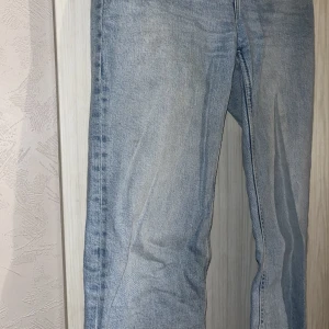 Jeans - Korta jeans (är 1,60) så skulle rekommendera för någon som är kortare än det men sitter så snyggt