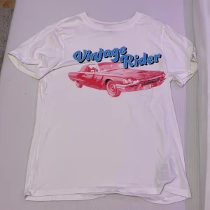 vit t-shirt  - Denna vita t-shirt från gina trico kommer tyvärr inte till användning längre🤍Den är i nytt och bra skick utan några fläckar eller skador! Original pris: 250kr. Den är i storlek xs men oversized så ungefär som en M. Skriv om du har några frågor :)
